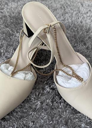 Босоніжки charles &keith