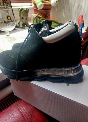 Кроссовки женские.