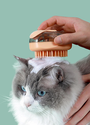 Силиконовая массажная щетка для купания животных с эмкостью для шампуня кремовая