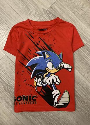 Яскрава футболка