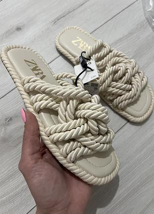 Шльопанці zara
