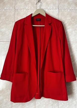 Піджак блейзер яскравого червоного кольору з накладними кишенями та рукавами 3/4 розмір м оверсайз