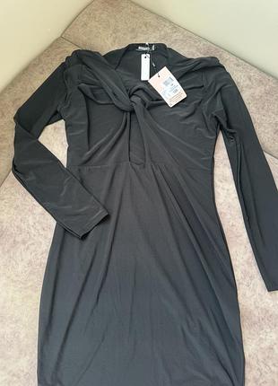 Чорна сукня з вирізом