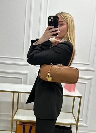 Коричнева сумка на плече