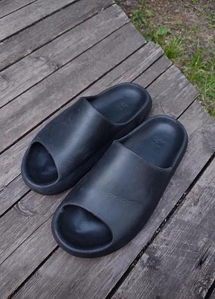 Черные шлепанцы h&m