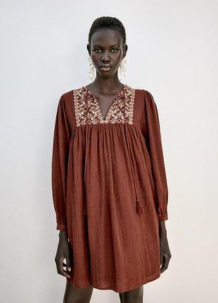 Коротка сукня з вишивкою zara