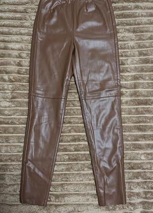 Штани zara з екошкіри кольору молочного шоколаду, розмір s,  стрейчеві, з утепленням
