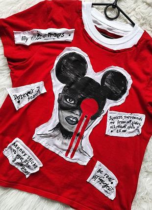 Червона з білим футболка з яркім принтом