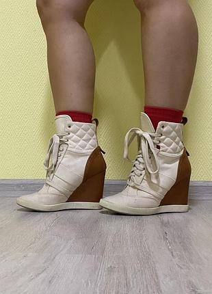 Кросівки на танкетці chloe