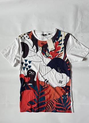 Яскрава футболка