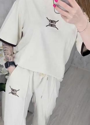 Літній бежевий костюм