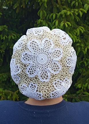 Ажурный летний берет, белые цветы