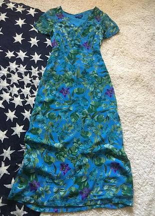 Длинное темно-голубое платье в цветочный принт