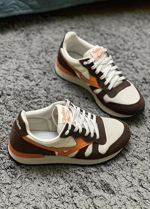 Стильні кросівки mizuno, 37