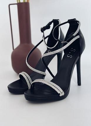 Жіночі святкові вечірні чорні босоніжки на високій шпильці зі стразами  з еко шкіри