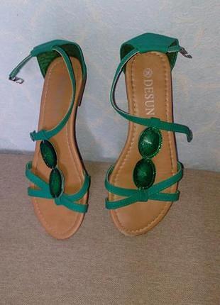 Легкі смарагдові босоніжки