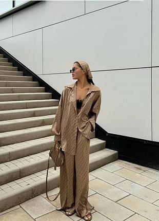 Жіночий костюм трійка шовковий широкі штани і легка сорочка + хустинка із принтом бежевий чорний