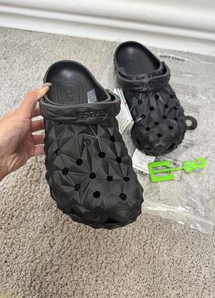 Crocs classic geometric black чоловічі крокси в чорному кольорі