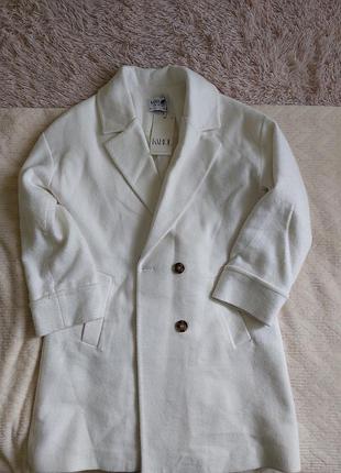 Красивое белое пальто турецкого производства