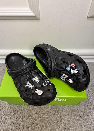 Crocs classic geometric black крокси в чорному кольорі