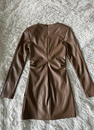 Коричнева сукня zara з еко-шкіри5 фото