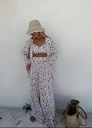 Цікавий яскравий костюм на літо на відпочинок в квітковий принт