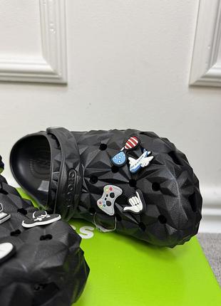 Крокси в чорному кольорі crocs classic geometric black