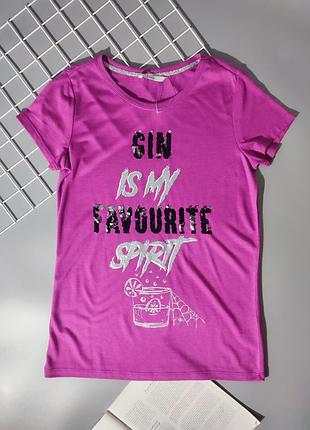 Розовая женская футболка с принтом
