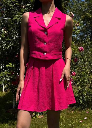 Женский летний костюм двойка: жилетка жилет и короткая юбка-плиссе мини малиновый