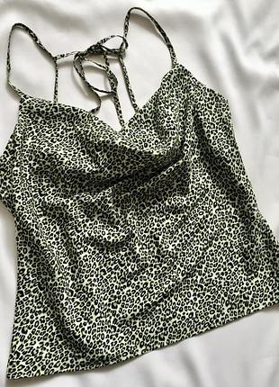 Топ з вирізом водоспад