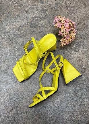 Яркие босоножки с тонкими ремешками на фигурном устойчивом каблуке2 фото