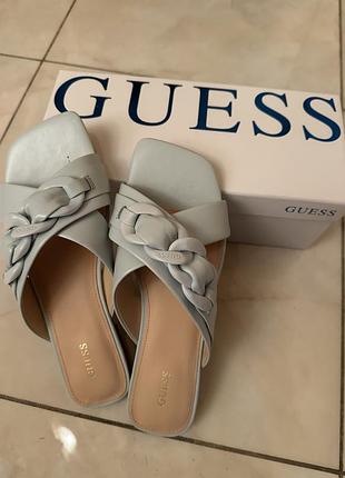 Шльопанці guess