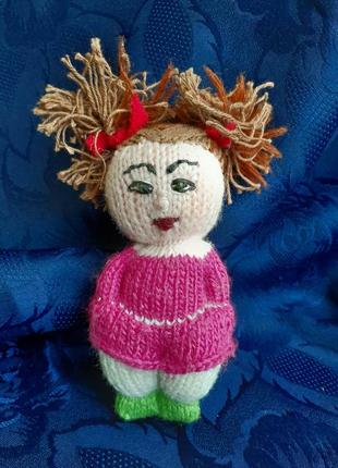 Дівчинка з хвостиками в'язана лялька м'яка іграшка ручної роботи лялечка