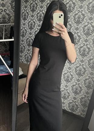 Чорна сукня s міді