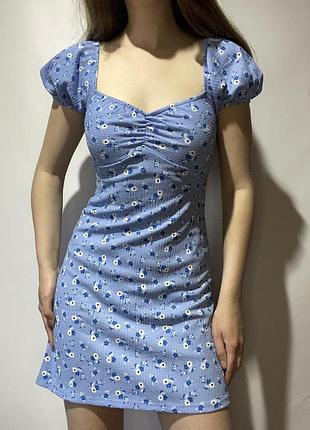 Блакитна коротка літня легка квіткова сукня плаття у квіти виріз серце рукава пафи