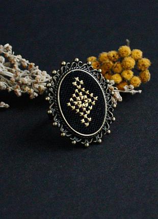 Чорний гірчичний перстень з вишивкою овальна крупна каблучка з кабошоном українські прикраси