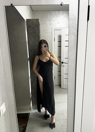 Довга вечірня сукня з розрізом на нозі