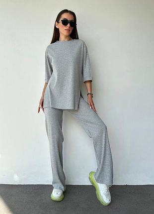 Жіночий костюм в рубчик