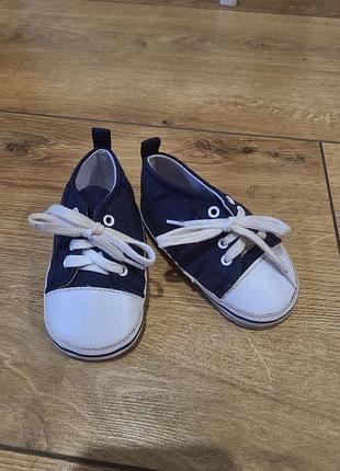 Кроссовки на младенец 20-размера