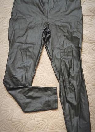 Брюки с эффектом кожи
