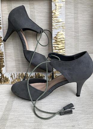 Босоніжки, сандалі