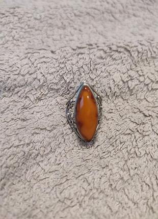 Вінтажний перстень з бурштином