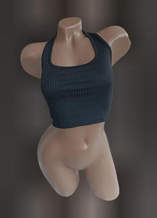 Черная майка в рубчик с открытой спиной и шлейкой на шею