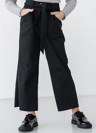 Брючки чорний джинс весняні , літні для дівчинки підлітка. модель скорочена 7/8., чарлі. клеш. з паском. останній розмір 164