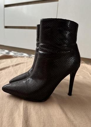 Жіночі черевики на шпильці