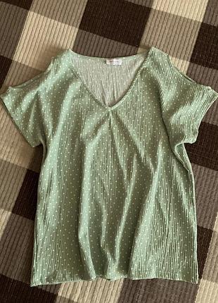 Футболка с открытыми плечами зеленая в горошек