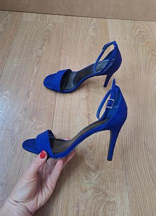 Женские синие нарядные босоножки на каблуке