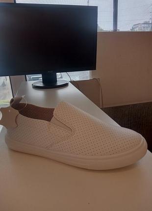Жіночі шкіряні сліпони з перфорацією