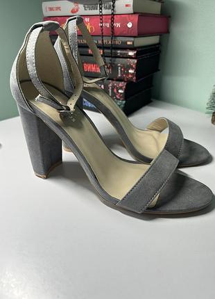 Босоніжки на каблуку розмір 40