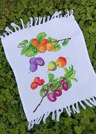 Дуже   гарна ,вишита солфетка ( ручна робота)
на спаса для кошика .